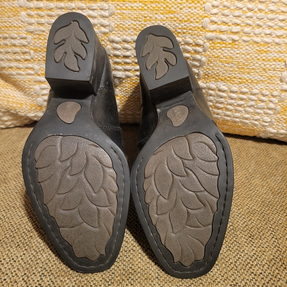 SIZE 8 Born ankle boots. Black - Picture 3 of 4